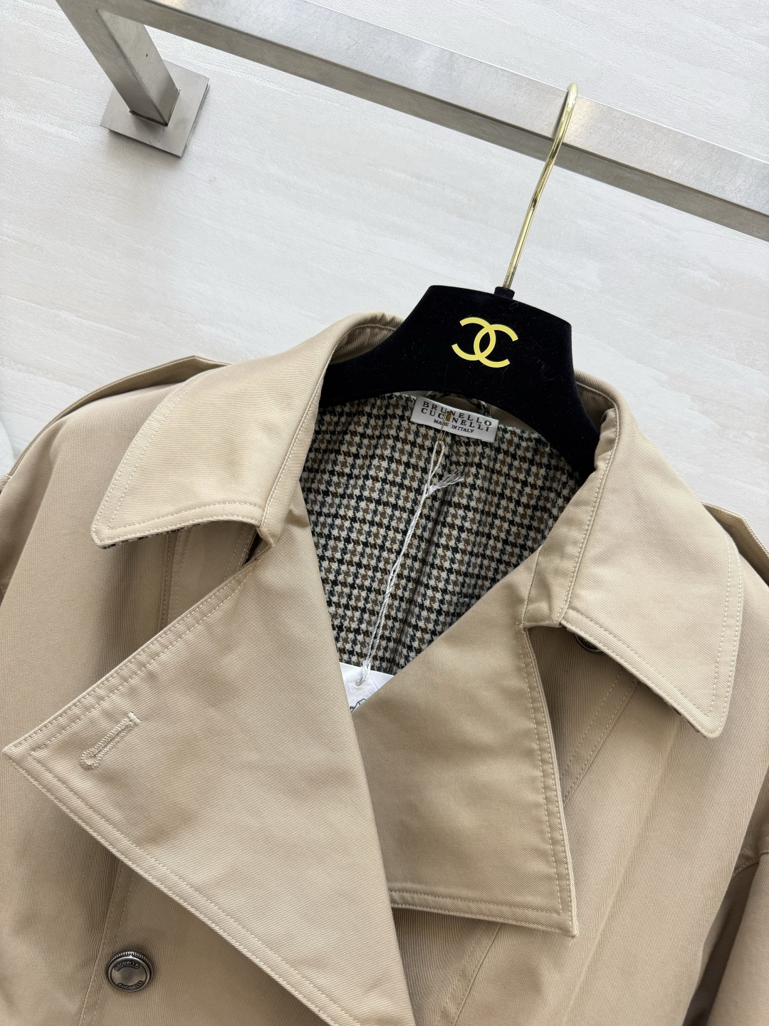 Brunello Cuci♡²⁶卡其短款双排扣风衣外套✨挺括风衣面料 复古卡其色 双排扣 肩章经典风衣元素 袖口千鸟格内