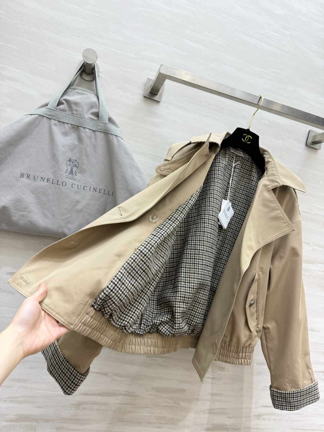 Brunello Cuci♡²⁶卡其短款双排扣风衣外套✨挺括风衣面料 复古卡其色 双排扣 肩章经典风衣元素 袖口千鸟格内
