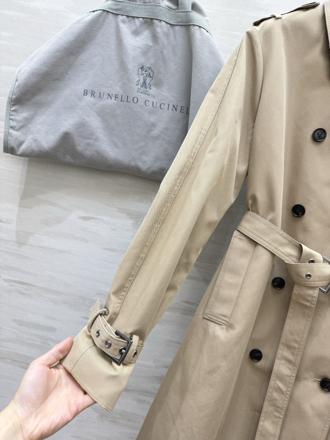 Brunello Cuci♡²⁶卡其长款双排扣风衣外套✨挺括风衣面料 复古卡其色 双排扣 肩章经典风衣元素 高级简约 高