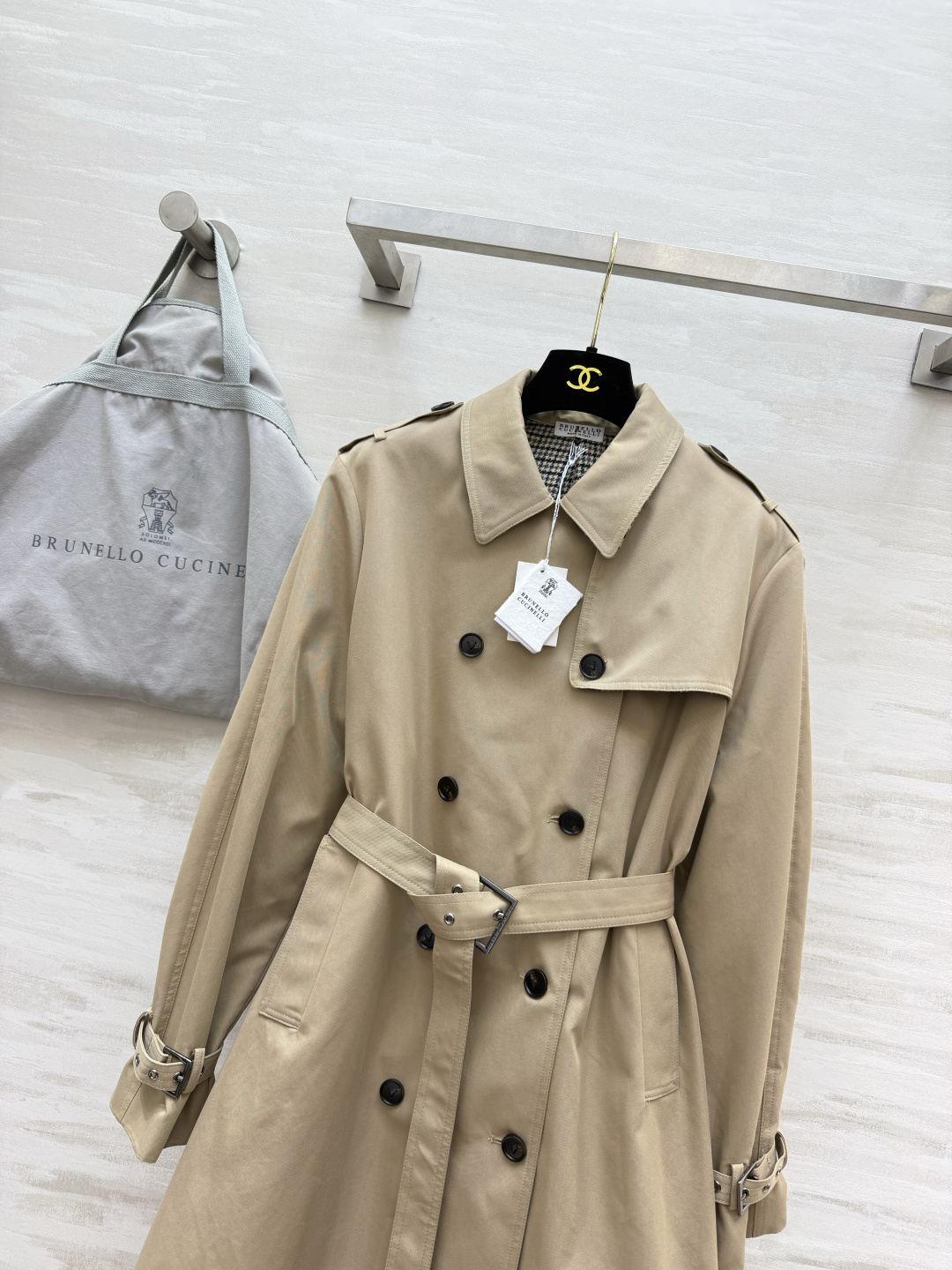 Brunello Cuci♡²⁶卡其长款双排扣风衣外套✨挺括风衣面料 复古卡其色 双排扣 肩章经典风衣元素 高级简约 高