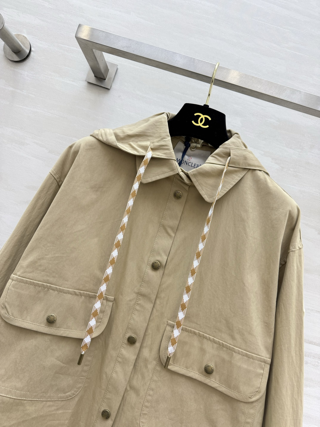 MoncmC♡²⁶两色可选｜短款连帽工装外套✨卡其/藏青两个经典色调 复古金扣 撞色编织抽绳 细节充满巧思 立体大贴袋 