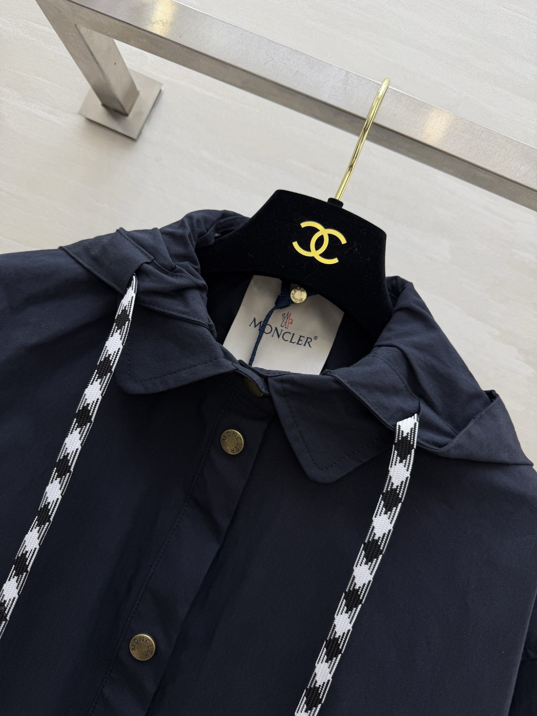 MoncmC♡²⁶两色可选｜短款连帽工装外套✨卡其/藏青两个经典色调 复古金扣 撞色编织抽绳 细节充满巧思 立体大贴袋 