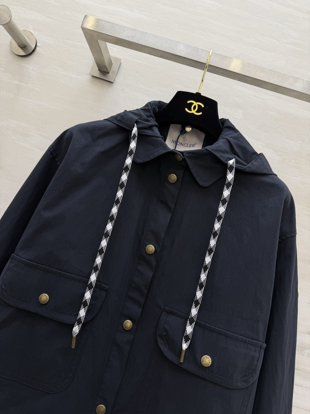 MoncmC♡²⁶两色可选｜短款连帽工装外套✨卡其/藏青两个经典色调 复古金扣 撞色编织抽绳 细节充满巧思 立体大贴袋 