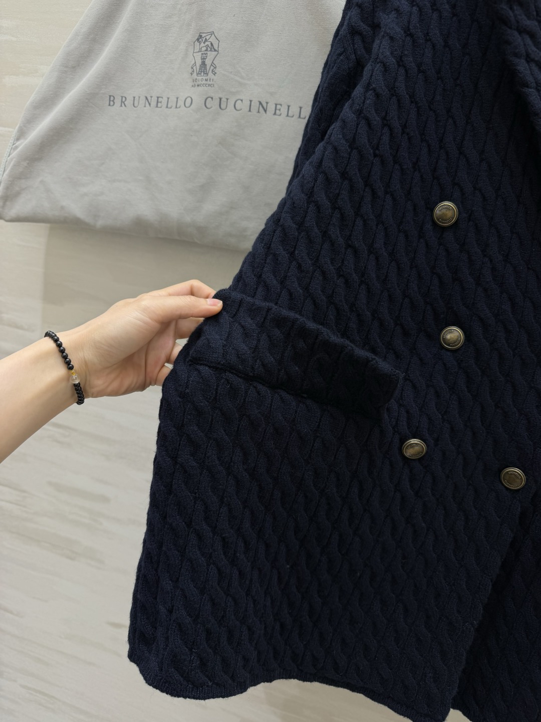 Brunello Cucin♡²⁶藏青绞花针织西装外套✨重工立体绞花肌理 面料厚实软糯 自带高级哑光质感 经典西装翻领 