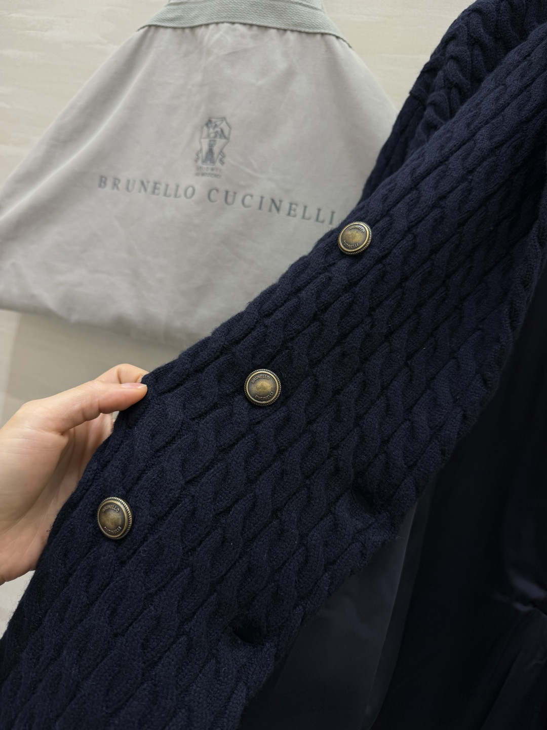 Brunello Cucin♡²⁶藏青绞花针织西装外套✨重工立体绞花肌理 面料厚实软糯 自带高级哑光质感 经典西装翻领 
