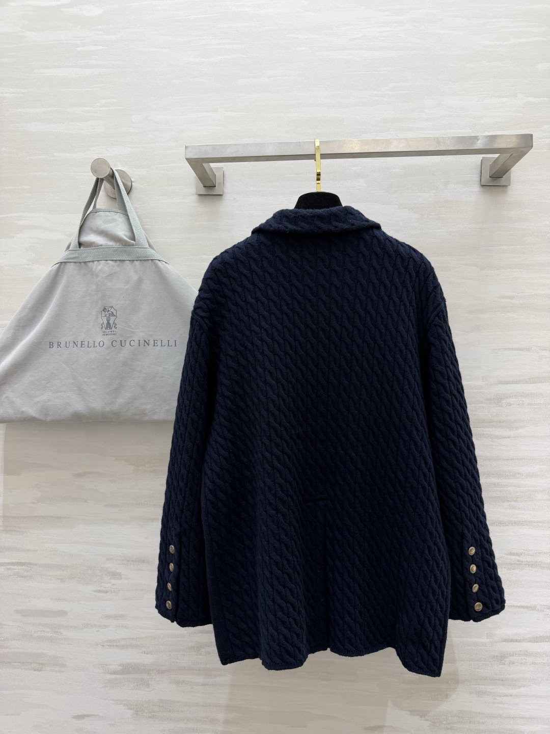 Brunello Cucin♡²⁶藏青绞花针织西装外套✨重工立体绞花肌理 面料厚实软糯 自带高级哑光质感 经典西装翻领 