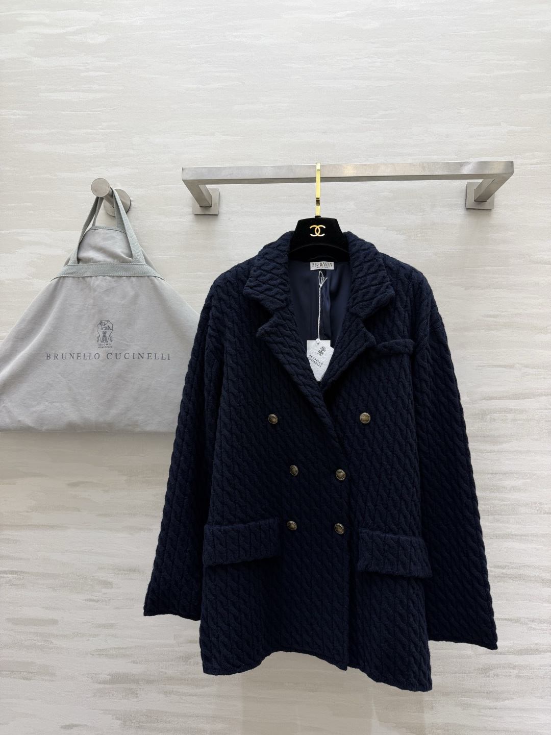 Brunello Cucin♡²⁶藏青绞花针织西装外套✨重工立体绞花肌理 面料厚实软糯 自带高级哑光质感 经典西装翻领 Brunello Cucin♡²⁶藏青绞花针织西装外套✨重工立体绞花肌理 面料厚实软糯 自带高级哑光质感 经典西装翻领