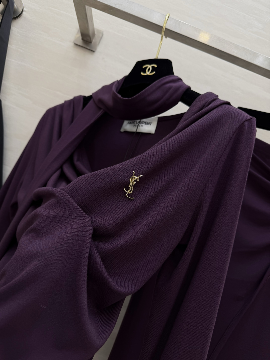 #ysl²⁶新款 清冷高级风 大女主套装裙 把温柔与清冷穿在身上 垂坠感天丝棉面料自带柔光滤镜 荡领+飘带设计把氛围感拉