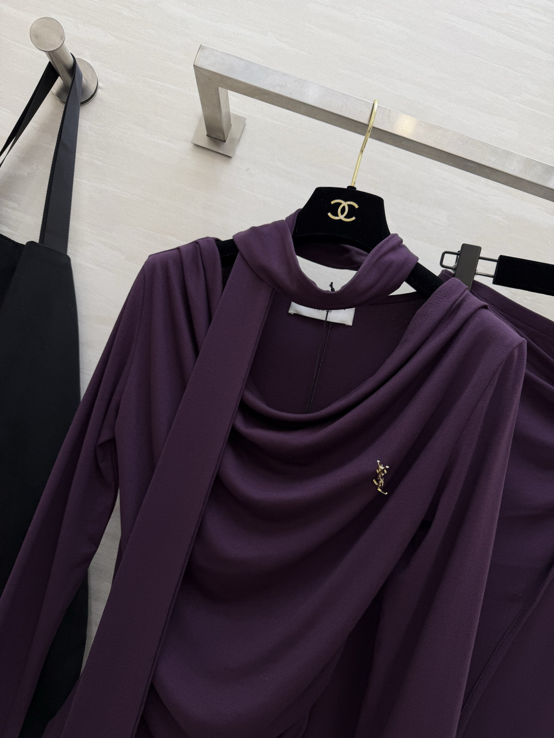 #ysl²⁶新款 清冷高级风 大女主套装裙 把温柔与清冷穿在身上 垂坠感天丝棉面料自带柔光滤镜 荡领+飘带设计把氛围感拉