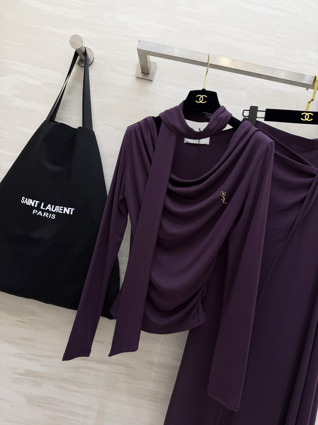 #ysl²⁶新款 清冷高级风 大女主套装裙 把温柔与清冷穿在身上 垂坠感天丝棉面料自带柔光滤镜 荡领+飘带设计把氛围感拉