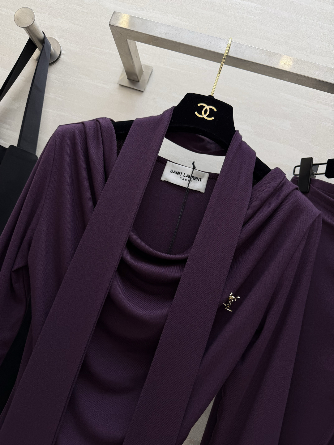 #ysl²⁶新款 清冷高级风 大女主套装裙 把温柔与清冷穿在身上 垂坠感天丝棉面料自带柔光滤镜 荡领+飘带设计把氛围感拉