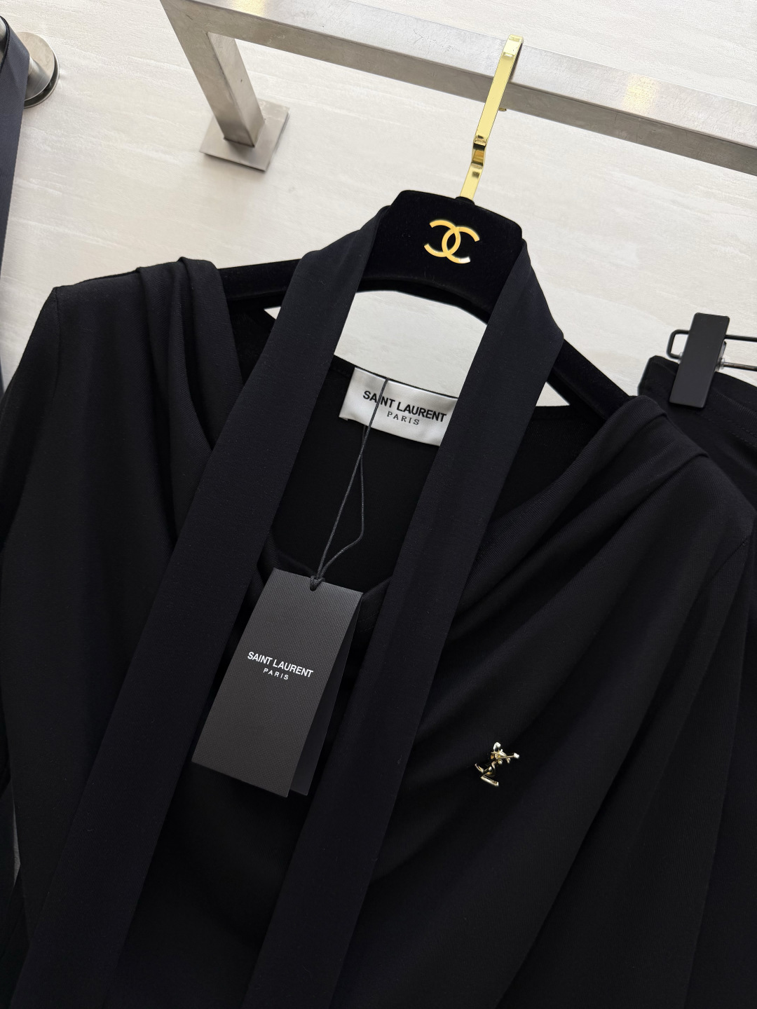 #ysl²⁶新款 清冷高级风 大女主套装裙 把温柔与清冷穿在身上 垂坠感天丝棉面料自带柔光滤镜 荡领+飘带设计把氛围感拉