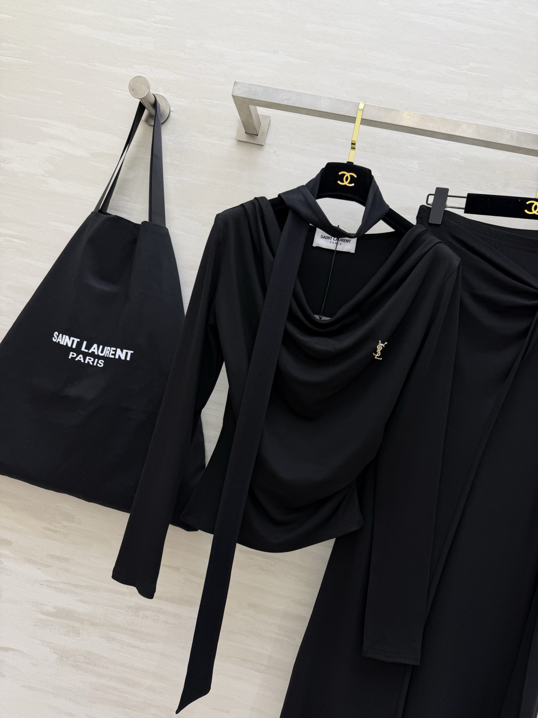 #ysl²⁶新款 清冷高级风 大女主套装裙 把温柔与清冷穿在身上 垂坠感天丝棉面料自带柔光滤镜 荡领+飘带设计把氛围感拉
