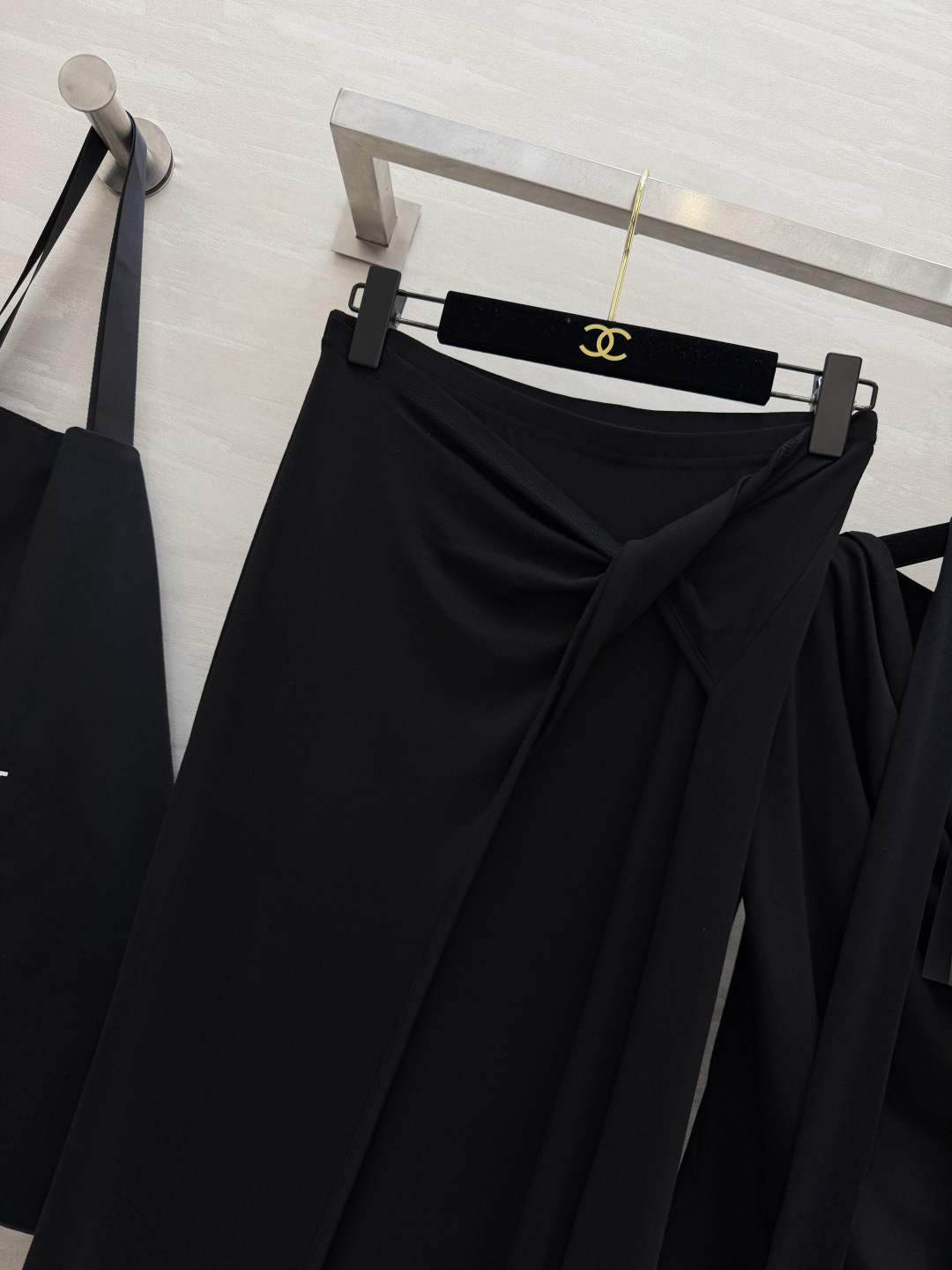 #ysl²⁶新款 清冷高级风 大女主套装裙 把温柔与清冷穿在身上 垂坠感天丝棉面料自带柔光滤镜 荡领+飘带设计把氛围感拉