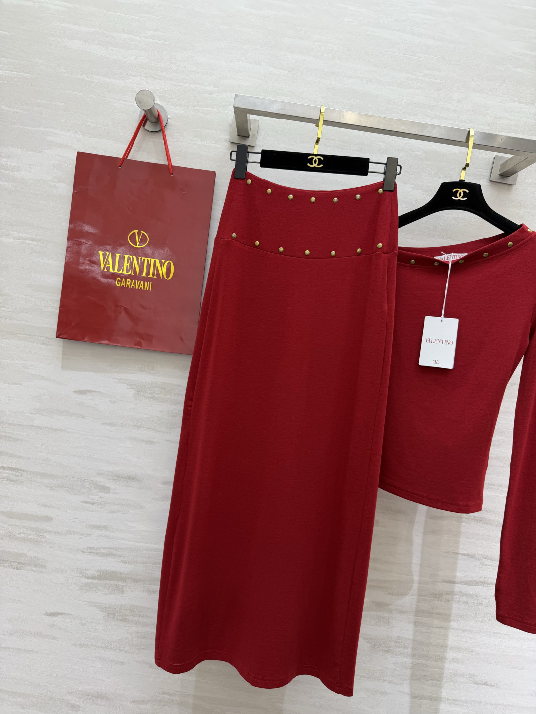 Valentin♡²⁶氛围感铆钉套装上新 软糯弹力针织 上身舒服贴身 斜肩上衣 精致铆钉装饰 高腰长款半裙 显高显瘦 整