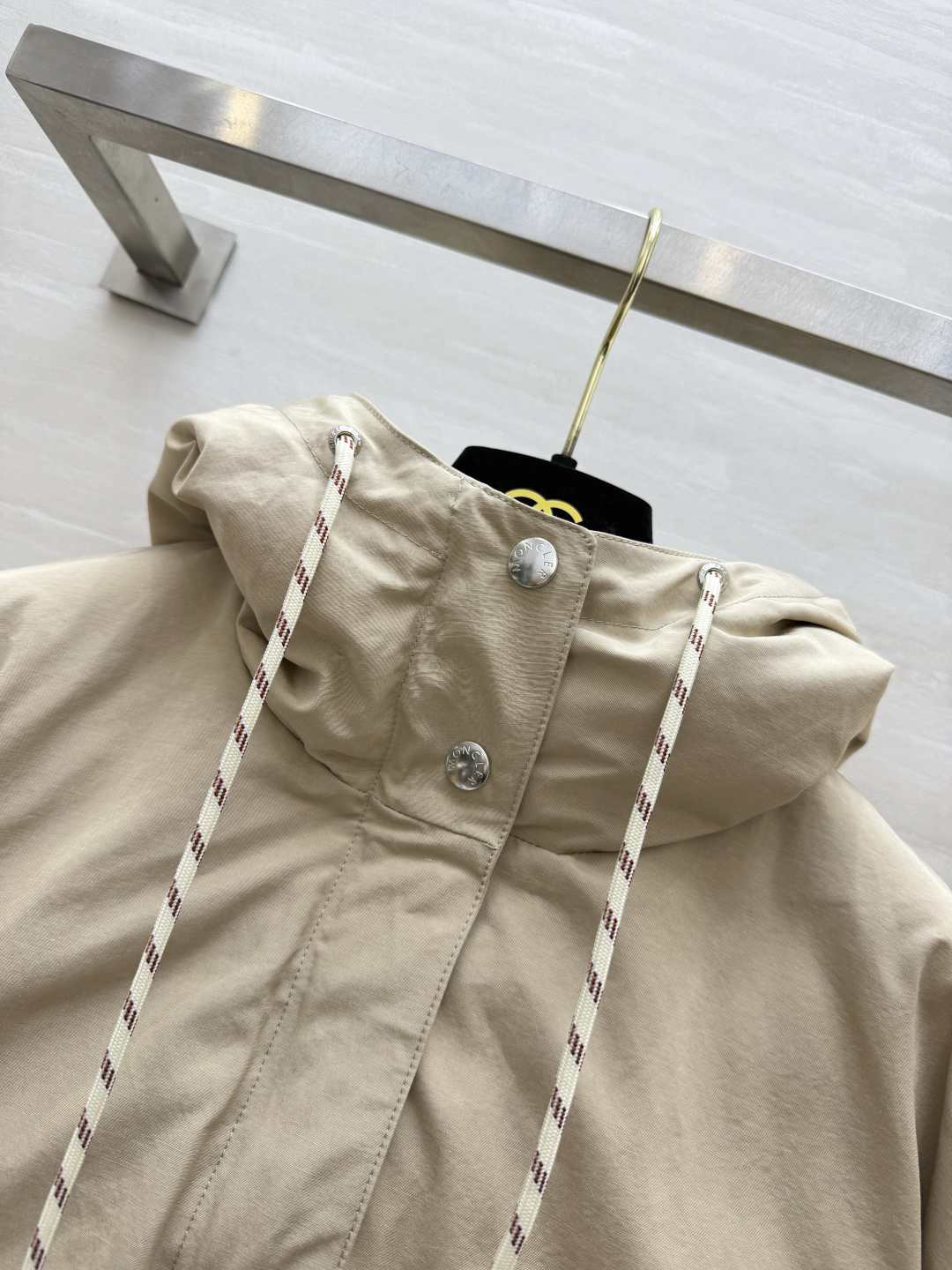 MC短款连帽鹅绒服 工装风短版型，利落显高不压个子 连帽抽绳设计，随性松弛感拉满 内里填充90白鹅绒 口袋金属扣细节满满