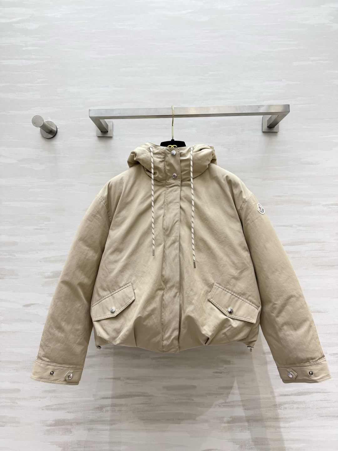 MC短款连帽鹅绒服 工装风短版型,利落显高不压个子 连帽抽绳设计,随性松弛感拉满 内里填充90白鹅绒 口袋金属扣细节满满 MC短款连帽鹅绒服 工装风短版型,利落显高不压个子 连帽抽绳设计,随性松弛感拉满 内里填充90白鹅绒 口袋金属扣细节满满