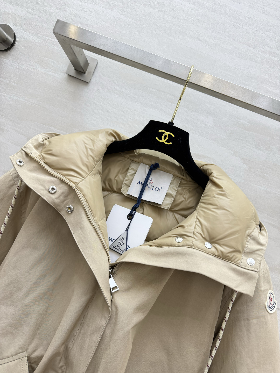MC短款连帽鹅绒服 工装风短版型，利落显高不压个子 连帽抽绳设计，随性松弛感拉满 内里填充90白鹅绒 口袋金属扣细节满满