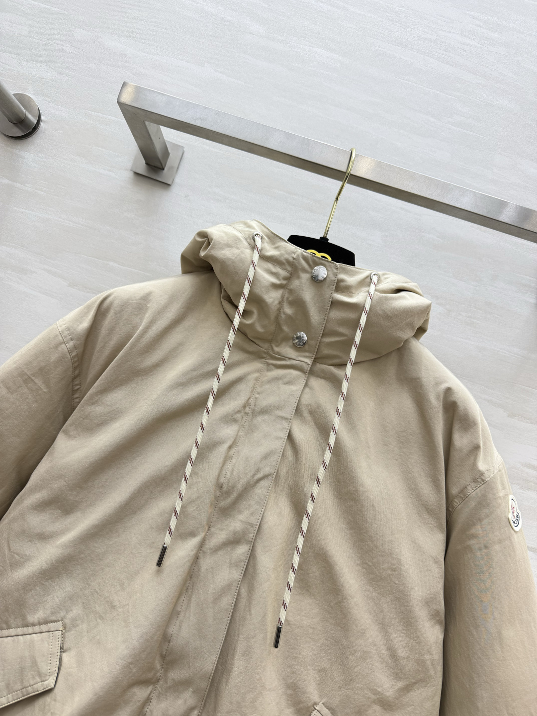 MC短款连帽鹅绒服 工装风短版型，利落显高不压个子 连帽抽绳设计，随性松弛感拉满 内里填充90白鹅绒 口袋金属扣细节满满