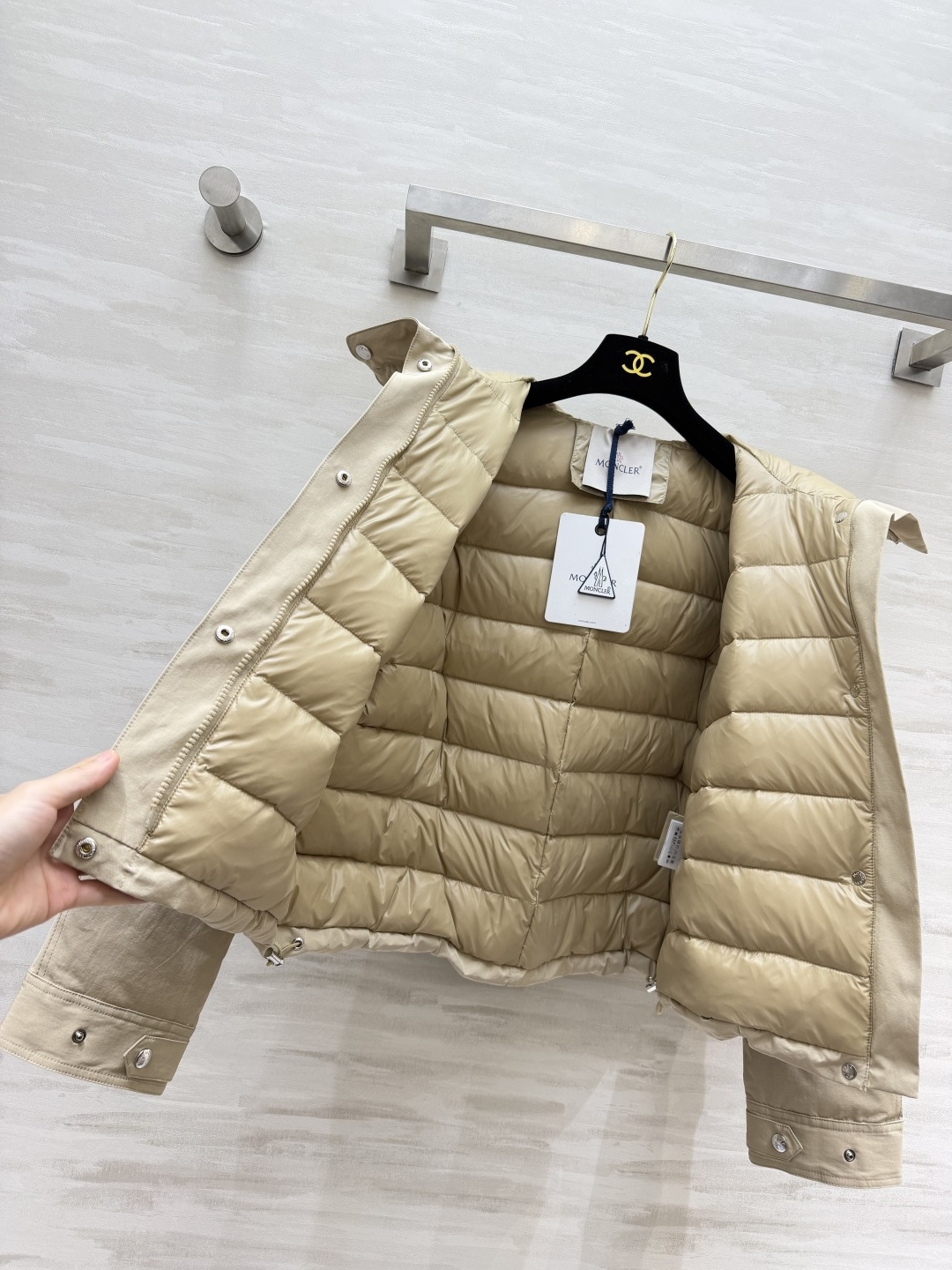 MC短款连帽鹅绒服 工装风短版型，利落显高不压个子 连帽抽绳设计，随性松弛感拉满 内里填充90白鹅绒 口袋金属扣细节满满