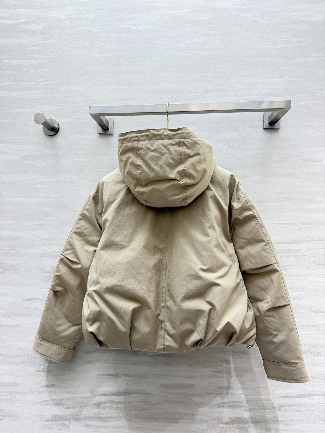MC短款连帽鹅绒服 工装风短版型，利落显高不压个子 连帽抽绳设计，随性松弛感拉满 内里填充90白鹅绒 口袋金属扣细节满满