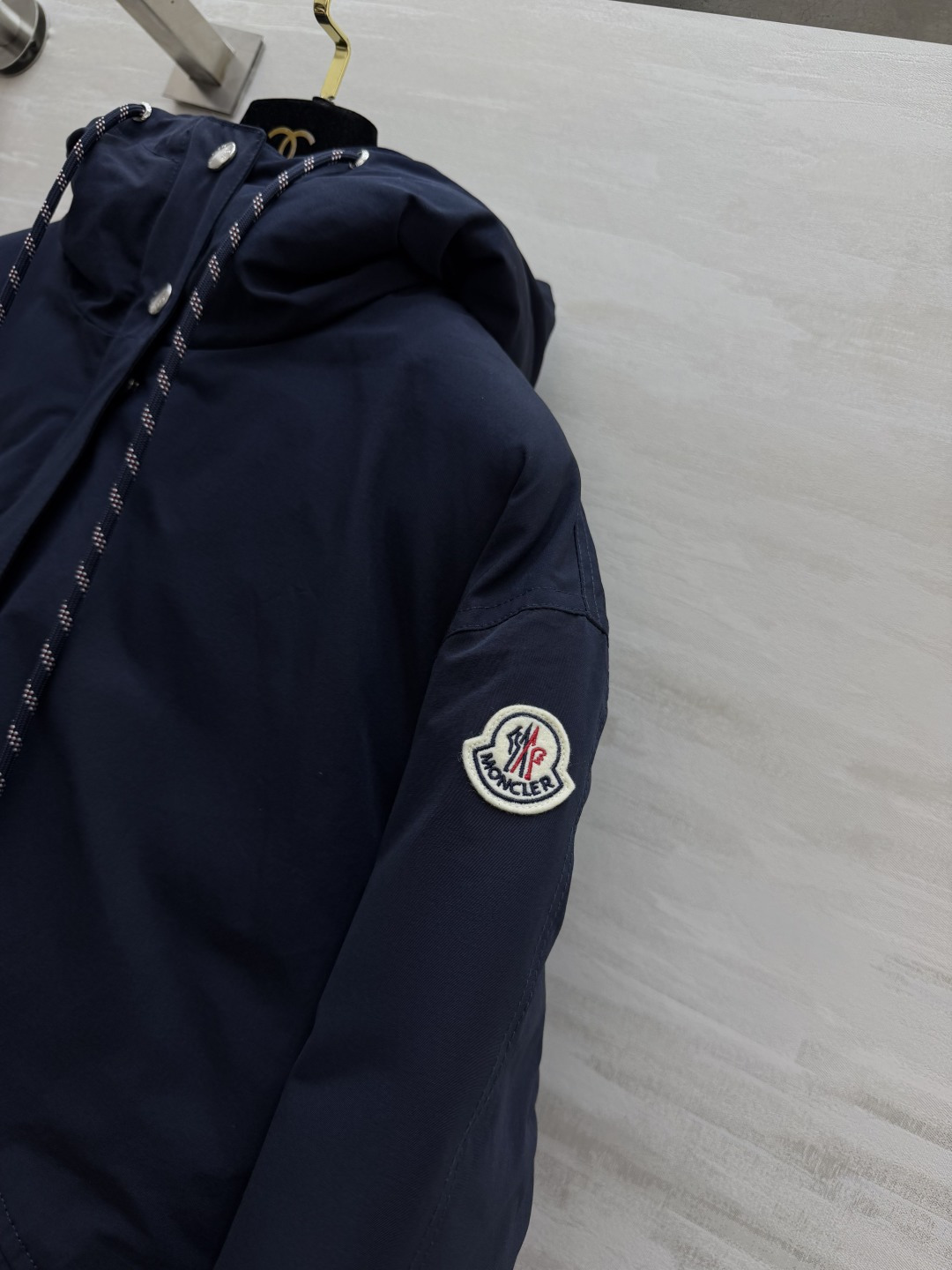 MC短款连帽鹅绒服 工装风短版型，利落显高不压个子 连帽抽绳设计，随性松弛感拉满 内里填充90白鹅绒 口袋金属扣细节满满