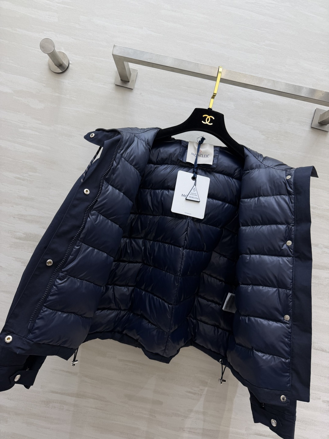 MC短款连帽鹅绒服 工装风短版型，利落显高不压个子 连帽抽绳设计，随性松弛感拉满 内里填充90白鹅绒 口袋金属扣细节满满