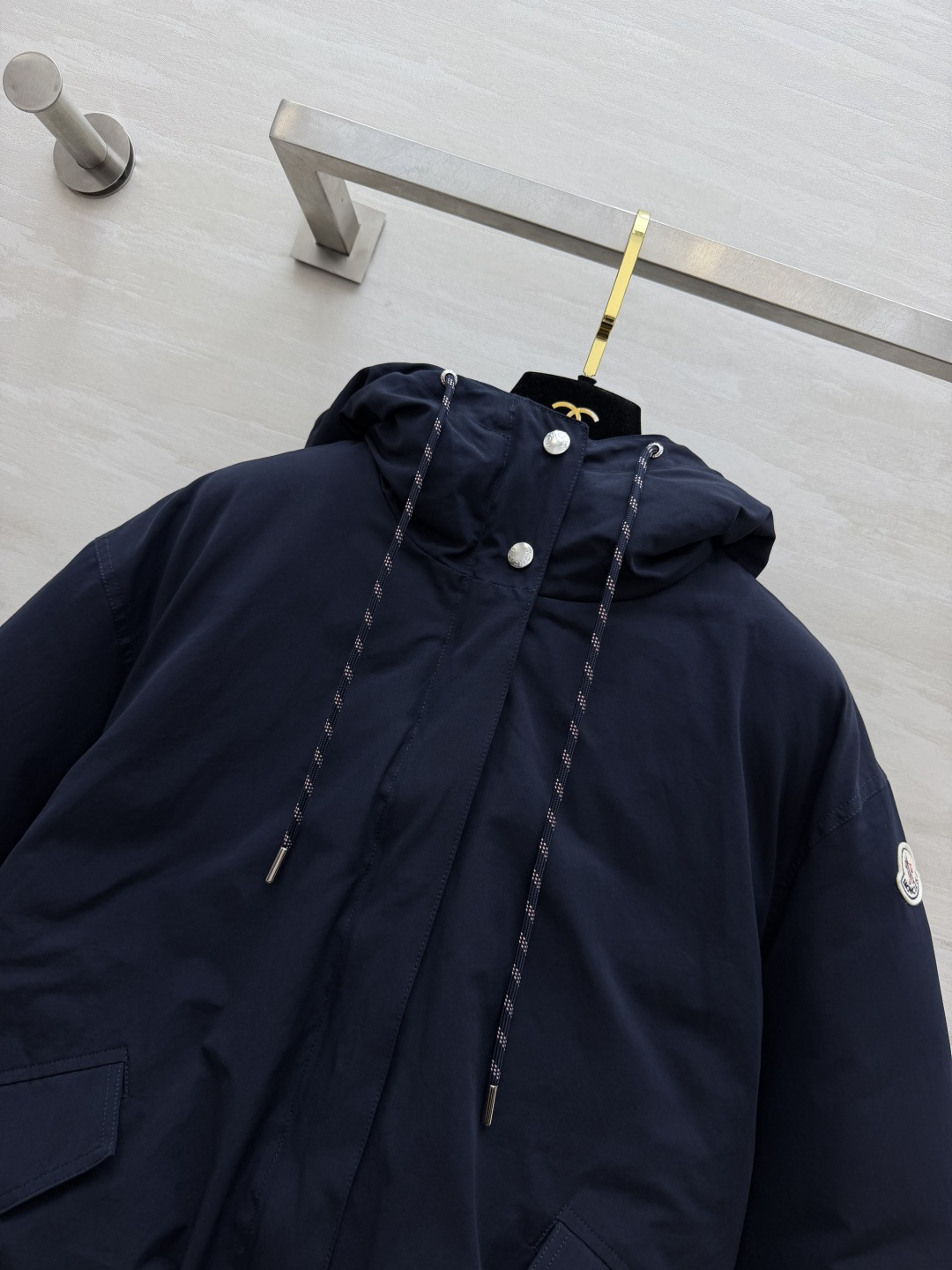 MC短款连帽鹅绒服 工装风短版型，利落显高不压个子 连帽抽绳设计，随性松弛感拉满 内里填充90白鹅绒 口袋金属扣细节满满