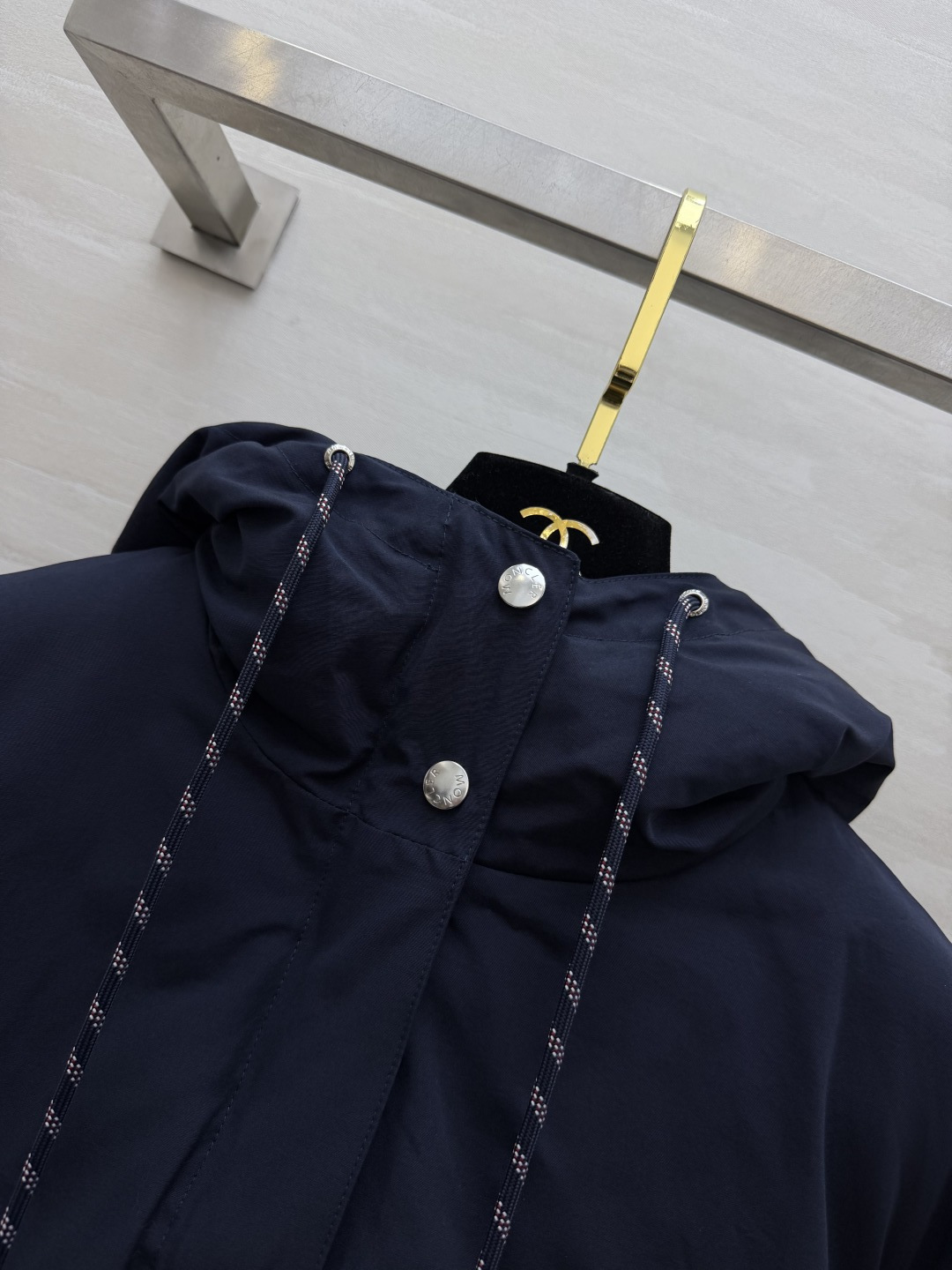 MC短款连帽鹅绒服 工装风短版型，利落显高不压个子 连帽抽绳设计，随性松弛感拉满 内里填充90白鹅绒 口袋金属扣细节满满