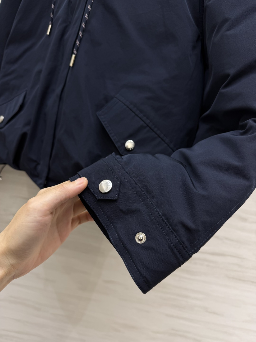 MC短款连帽鹅绒服 工装风短版型，利落显高不压个子 连帽抽绳设计，随性松弛感拉满 内里填充90白鹅绒 口袋金属扣细节满满