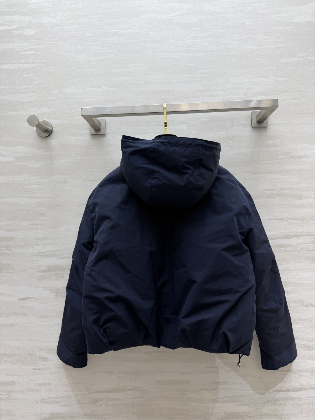 MC短款连帽鹅绒服 工装风短版型，利落显高不压个子 连帽抽绳设计，随性松弛感拉满 内里填充90白鹅绒 口袋金属扣细节满满