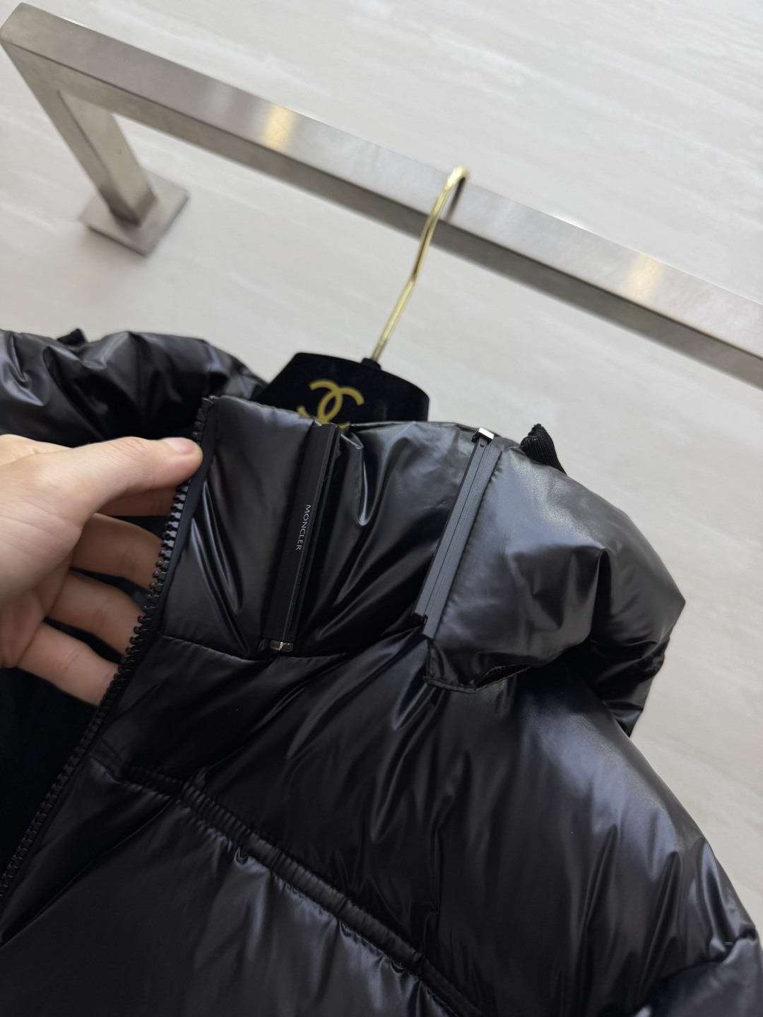 MC²⁶连帽羽绒外套｜秋冬叠穿神器 亮面质感，蓬松饱满不压身 可拆卸连帽设计，实用性拉满 低调胶标标识，简约大气 深灰▪