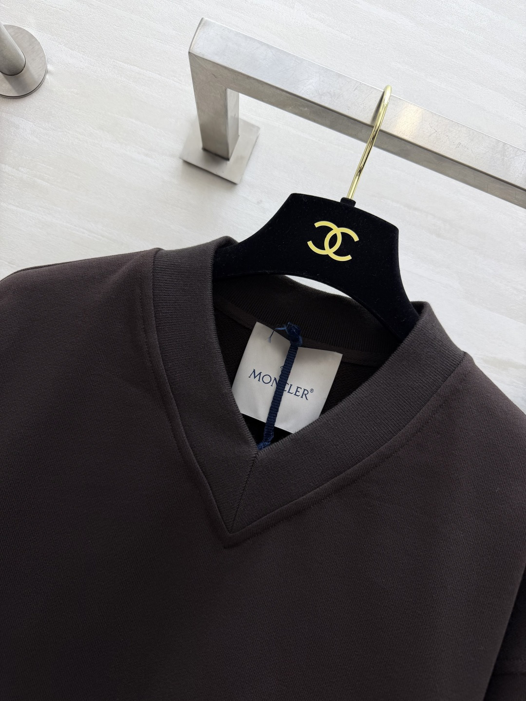 MC²⁶V领休闲套装 V领卫衣+阔腿卫裤两件套 利落上衣拉高腰线 阔腿裤修饰腿型 小logo徽章低调精致 细节感拉满 软