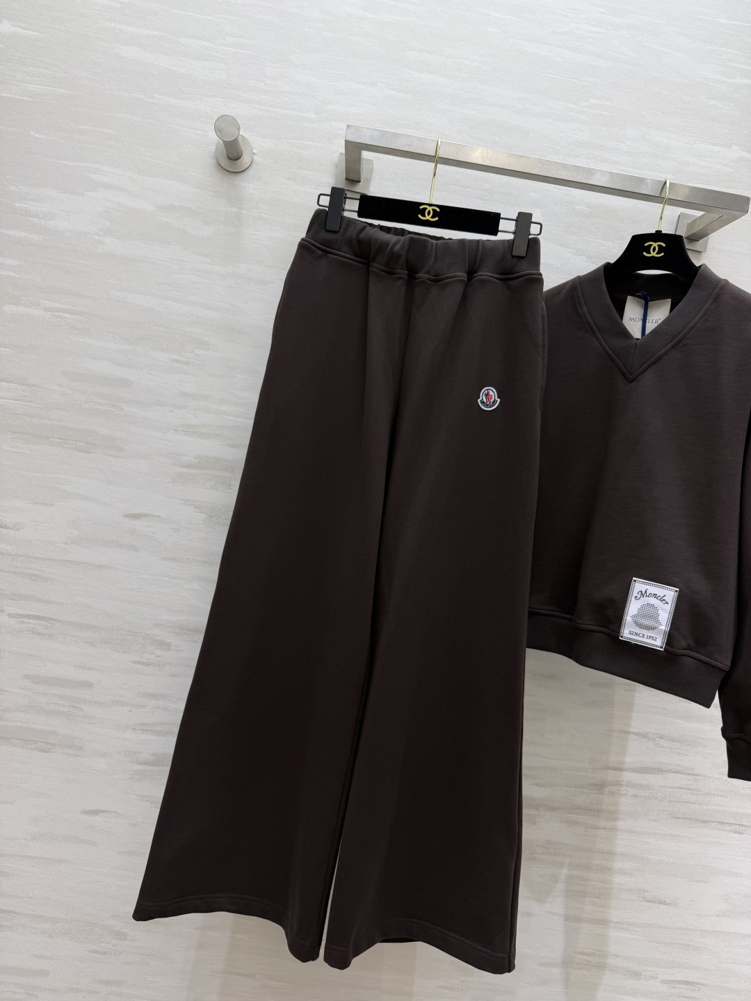 MC²⁶V领休闲套装 V领卫衣+阔腿卫裤两件套 利落上衣拉高腰线 阔腿裤修饰腿型 小logo徽章低调精致 细节感拉满 软