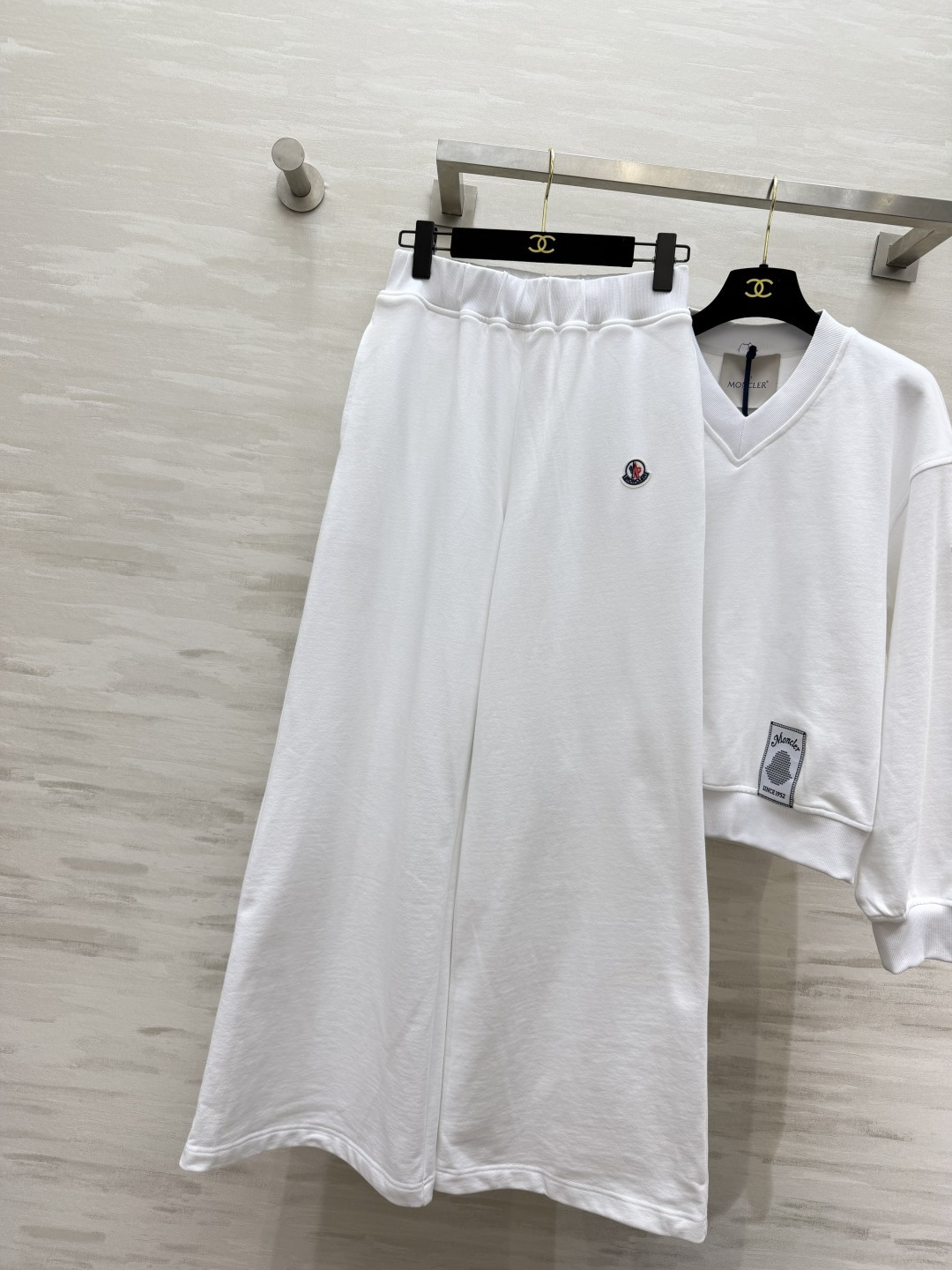 MC²⁶V领休闲套装 V领卫衣+阔腿卫裤两件套 利落上衣拉高腰线 阔腿裤修饰腿型 小logo徽章低调精致 细节感拉满 软