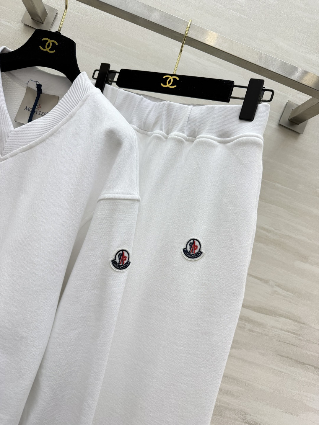 MC²⁶V领休闲套装 V领卫衣+阔腿卫裤两件套 利落上衣拉高腰线 阔腿裤修饰腿型 小logo徽章低调精致 细节感拉满 软