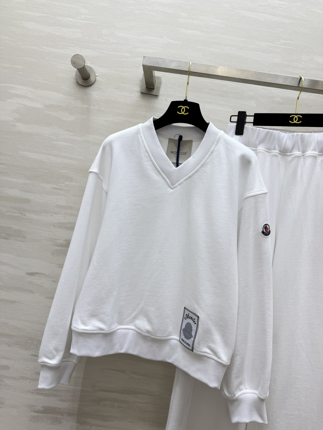 MC²⁶V领休闲套装 V领卫衣+阔腿卫裤两件套 利落上衣拉高腰线 阔腿裤修饰腿型 小logo徽章低调精致 细节感拉满 软