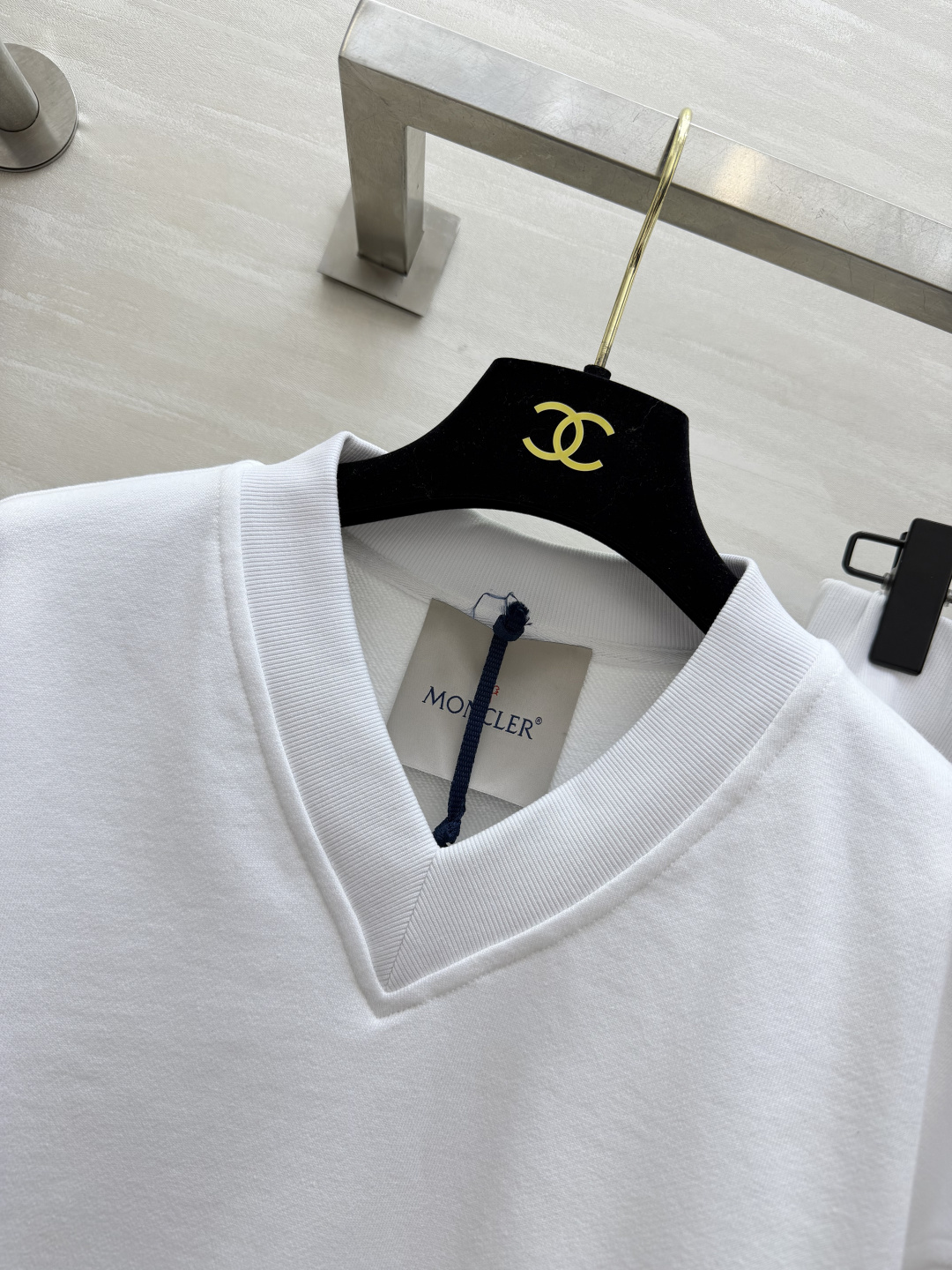 MC²⁶V领休闲套装 V领卫衣+阔腿卫裤两件套 利落上衣拉高腰线 阔腿裤修饰腿型 小logo徽章低调精致 细节感拉满 软
