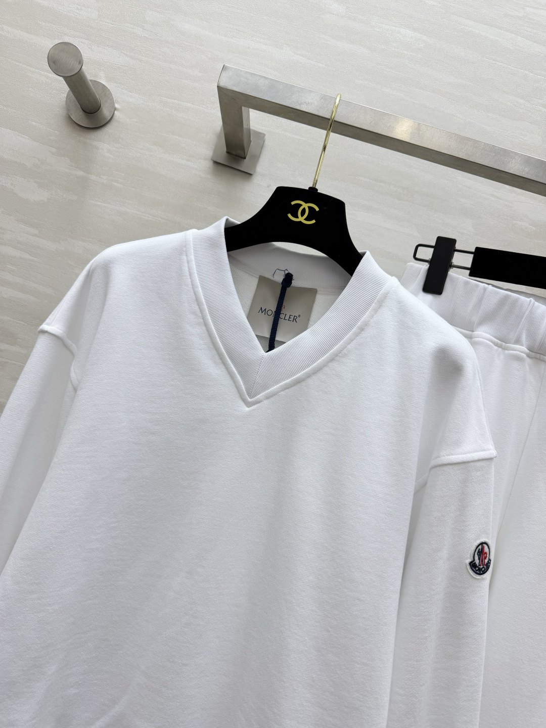 MC²⁶V领休闲套装 V领卫衣+阔腿卫裤两件套 利落上衣拉高腰线 阔腿裤修饰腿型 小logo徽章低调精致 细节感拉满 软