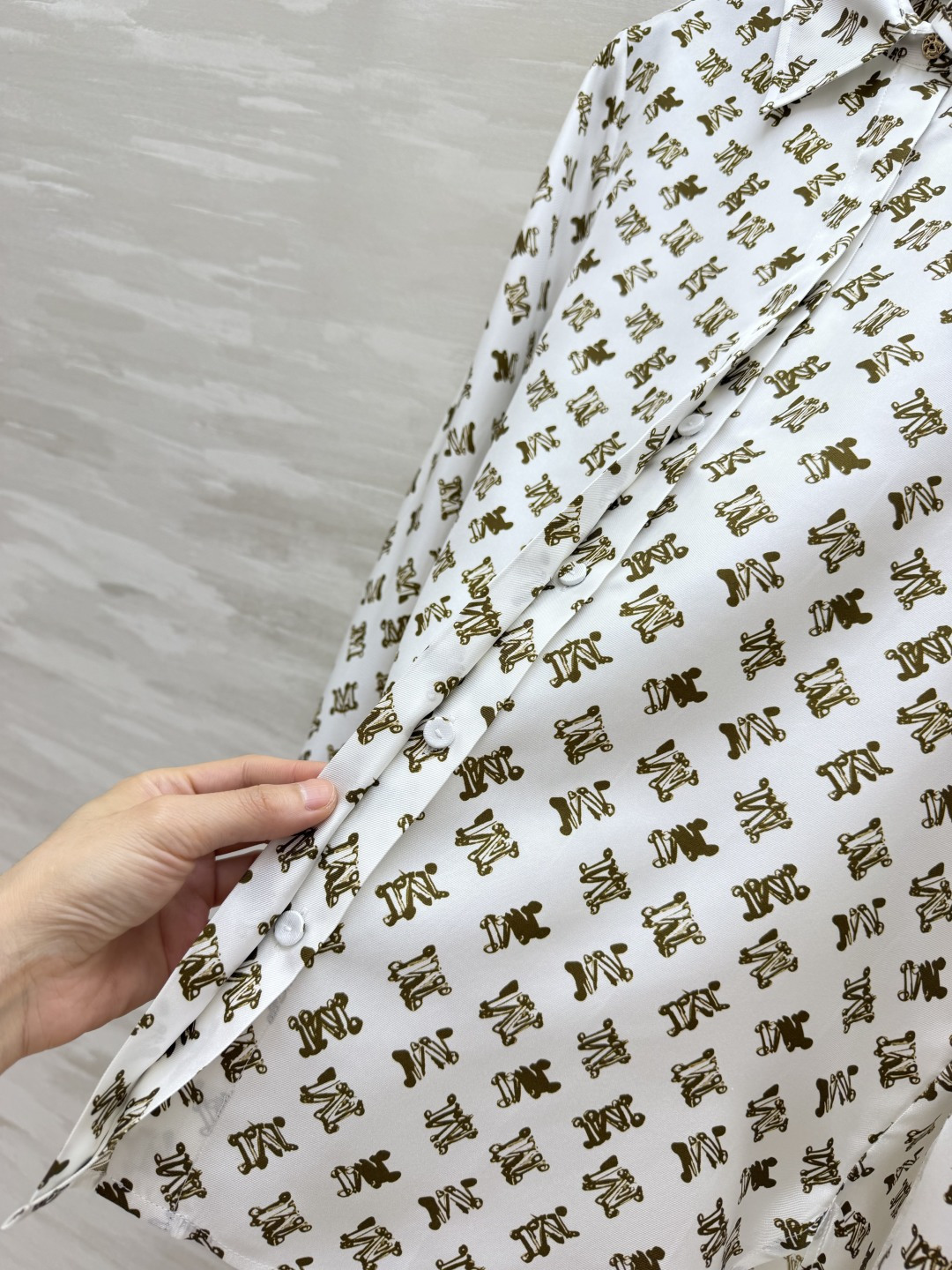 Max²⁶满印M字母真丝斜纹绸衬衣 丝滑真丝斜纹绸垂感面料｜复古金棕满印 宽松落肩 弧形下摆 单穿/叠穿两用 知性轻奢 