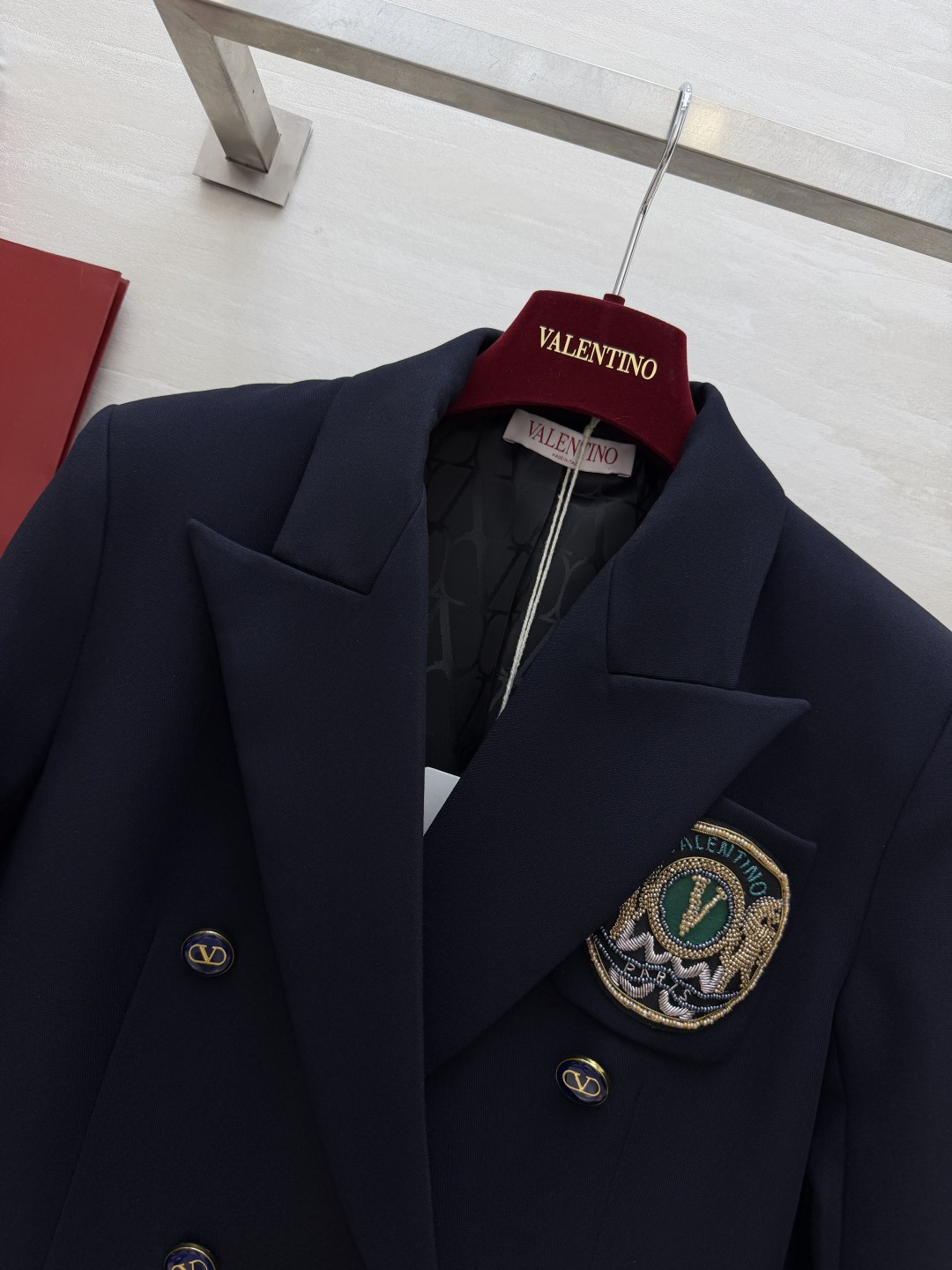 Val²⁶藏青徽章双排扣西装 经典学院风剪裁 手工刺绣徽章胸标 精致吸睛 金属V字双排扣 细节贵气感拉满 利落平驳领 宽