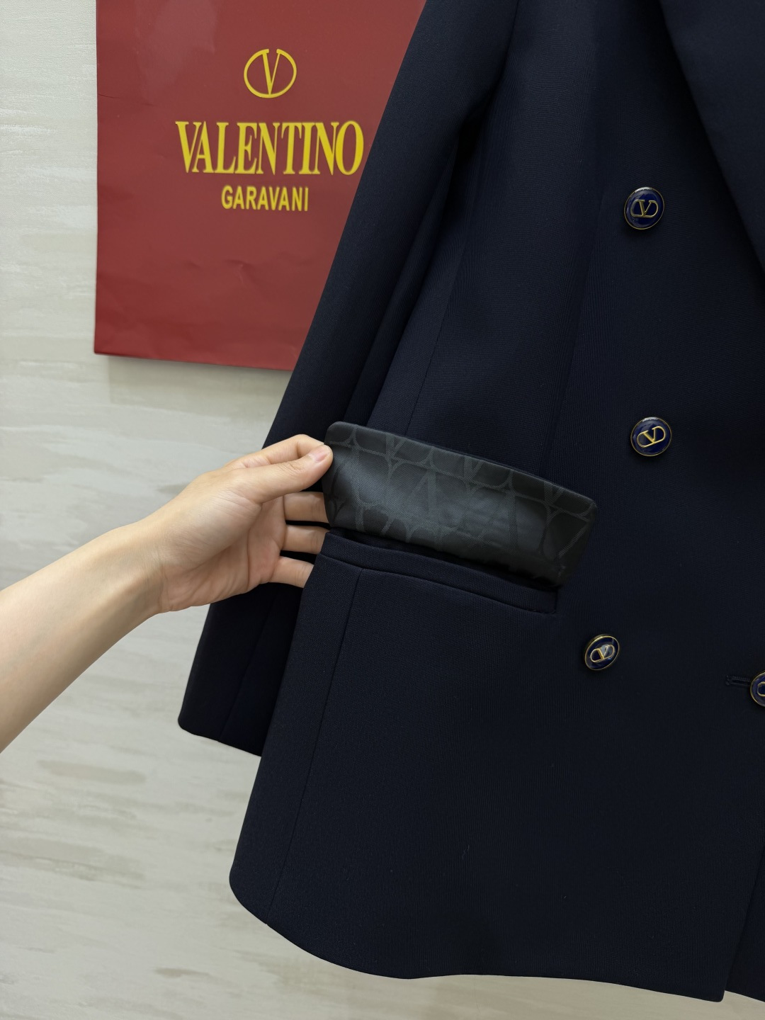Val²⁶藏青徽章双排扣西装 经典学院风剪裁 手工刺绣徽章胸标 精致吸睛 金属V字双排扣 细节贵气感拉满 利落平驳领 宽