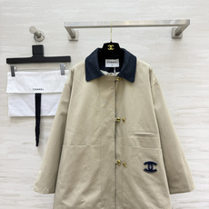 Cha♡nnn中古松弛感外套🤎 卡其与藏青撞色翻领 精致金属扣+刺绣标识 袖口翻折显露格纹内衬 宽松慵懒廓形,解锁早秋复 Cha♡nnn中古松弛感外套🤎 卡其与藏青撞色翻领 精致金属扣+刺绣标识 袖口翻折显露格纹内衬 宽松慵懒廓形,解锁早秋复
