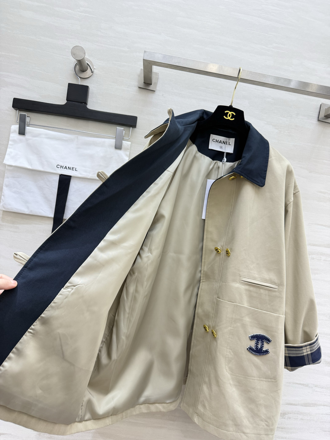 Cha♡nnn中古松弛感外套🤎 卡其与藏青撞色翻领 精致金属扣+刺绣标识 袖口翻折显露格纹内衬 宽松慵懒廓形，解锁早秋复