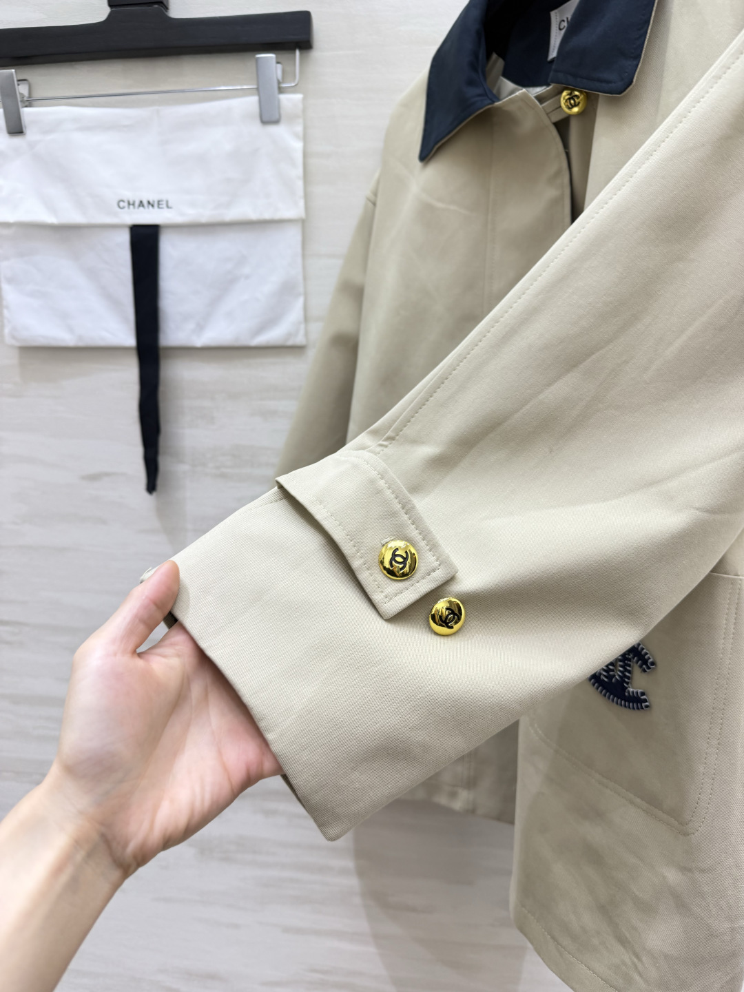 Cha♡nnn中古松弛感外套🤎 卡其与藏青撞色翻领 精致金属扣+刺绣标识 袖口翻折显露格纹内衬 宽松慵懒廓形，解锁早秋复