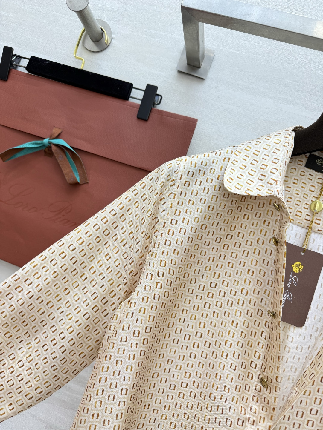 ▫️LP²⁶米金几何真丝衬衫 精致金色几何满印花纹 乖巧娃娃领｜复古金属扣 通透真丝料子，自带柔光质感 size：S/M