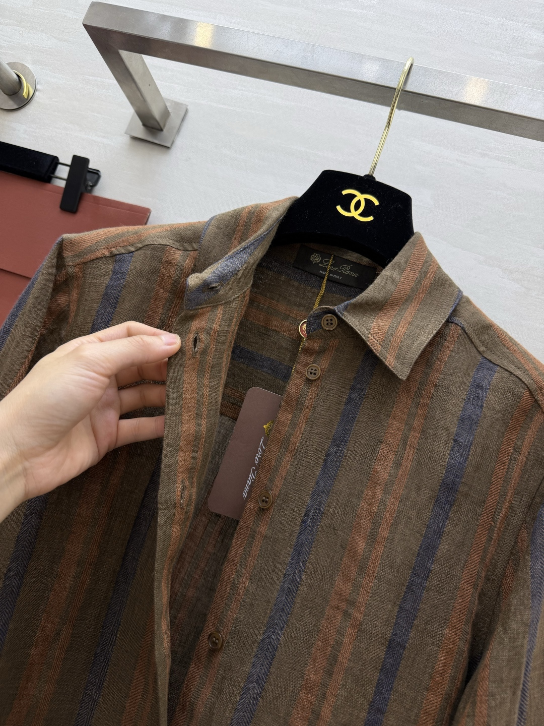 LP²⁶复古竖条纹亚麻衬衫🍂 天然水洗亚麻面料，自带肌理褶皱感 大地调撞色竖条纹，复古氛围感十足 经典翻领 木质调感纽扣