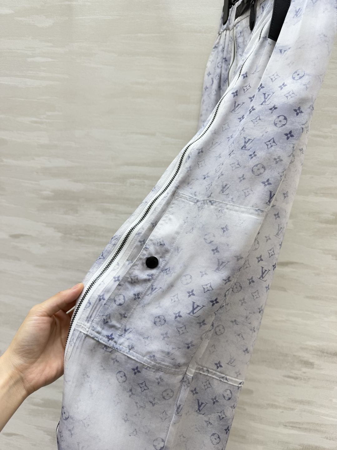 L家²⁶水墨晕染真丝工装束脚裤 同系列淡蓝扎染老花印花 和外套成套氛围感拉满 机能风腰带扣 大拉链设计超有辨识度 侧边工