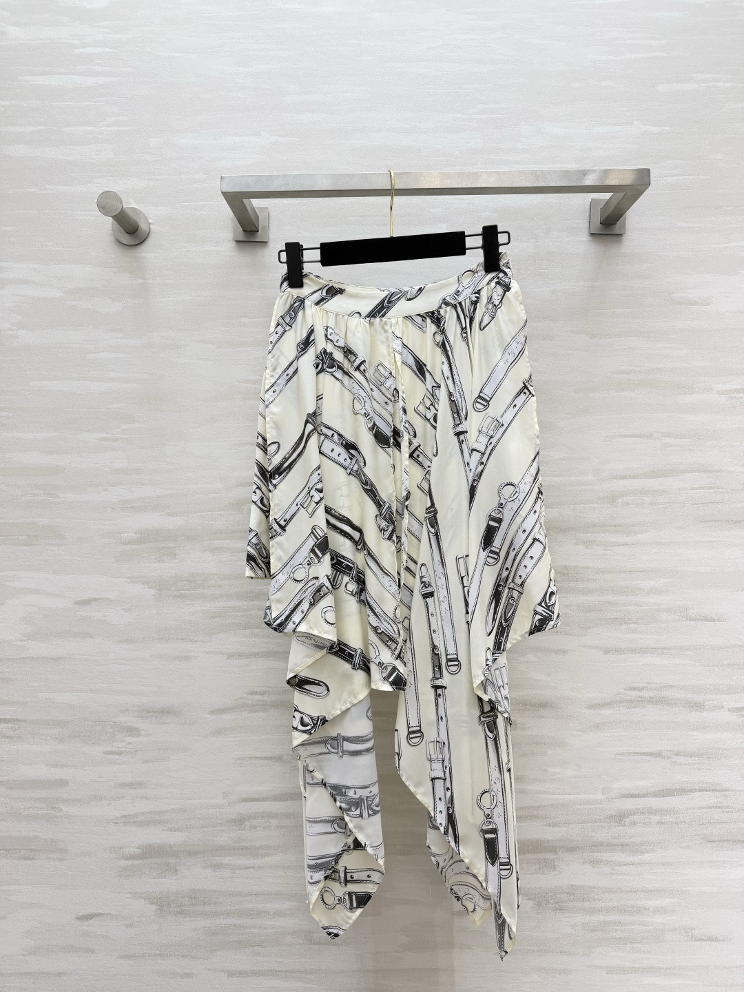 ▫️L家²⁶素描皮带印花不规则真丝半裙 亮面垂顺真丝缎面｜高腰百褶收腰 错落尖角下摆 灵动显飘逸 可搭配同系列双面夹克成
