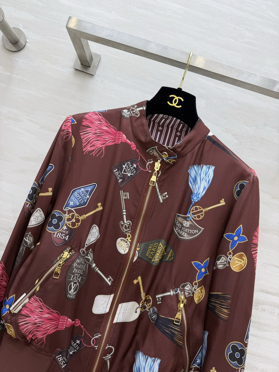 L家²⁶正反两穿真丝缎面棒球夹克✨一面复古钥匙流苏印花 氛围感拉满 另一面简约棕白细条纹 低调高级 柔滑真丝缎面面料 自